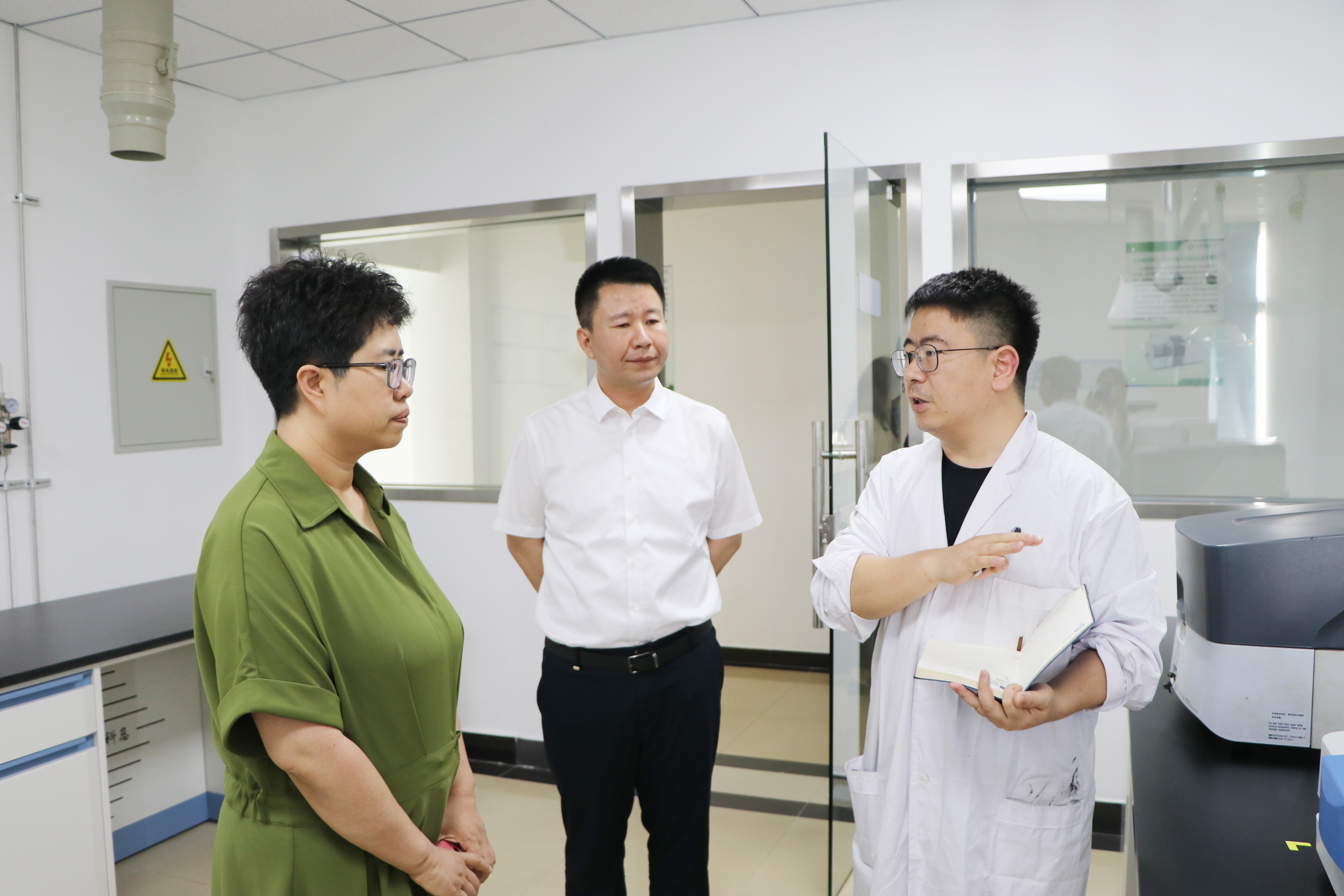 政企同心谋发展！天津滨海新区区委常委、区委街镇工委书记王雪冬领导一行莅临绿伟新材料调研指导