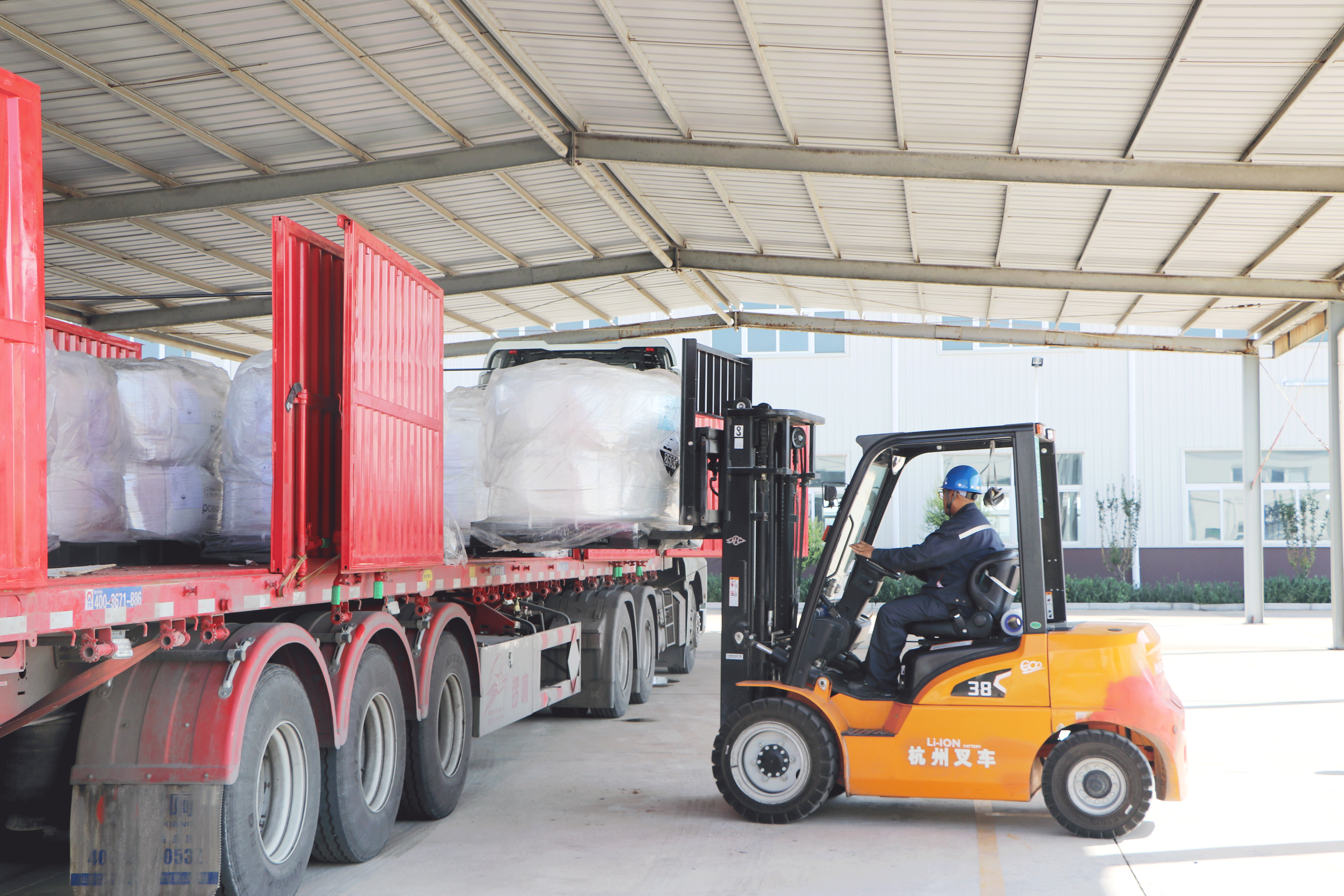 绿伟新材料首单保税产品顺利入仓