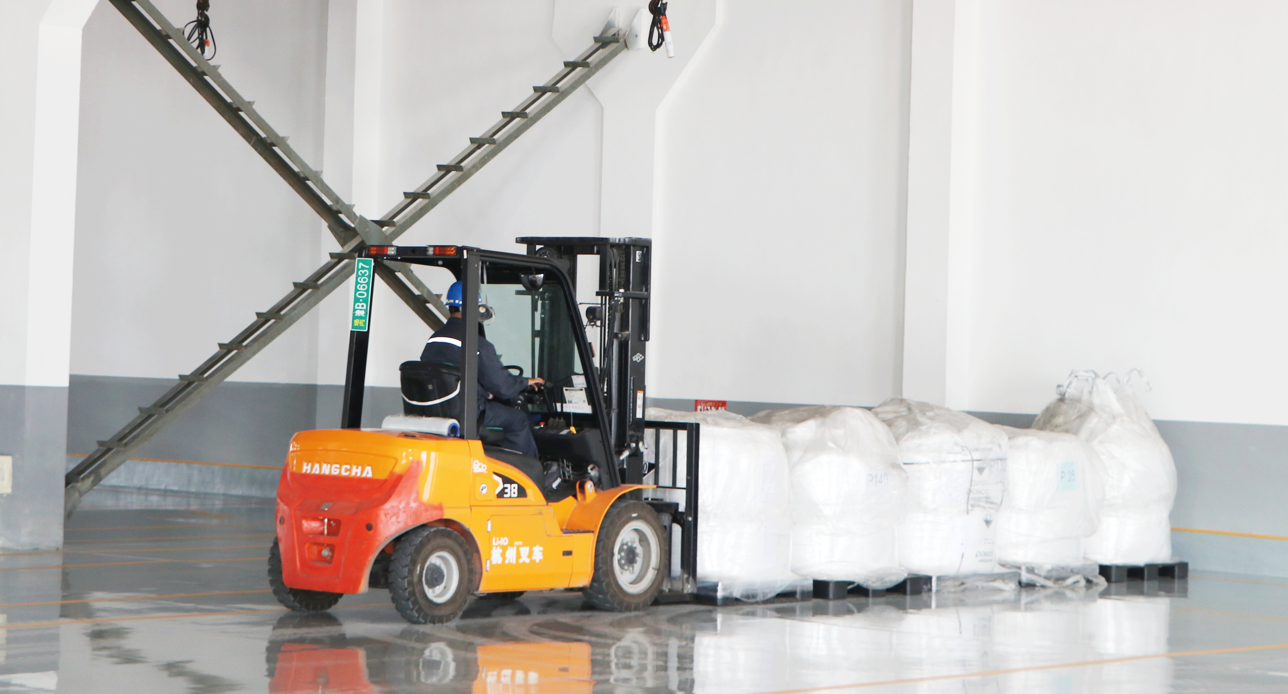 绿伟新材料首单保税产品顺利入仓